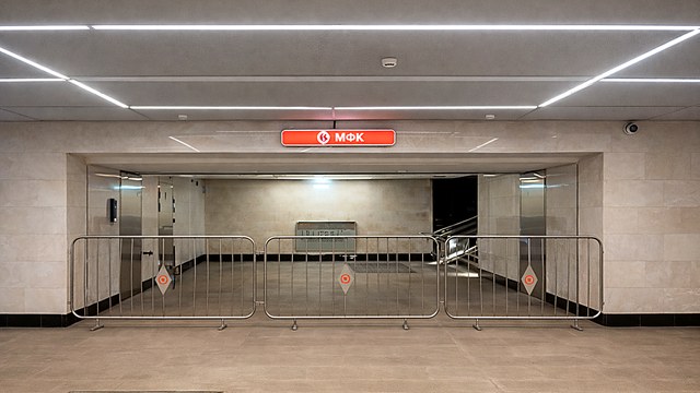 Метро — вход в здание